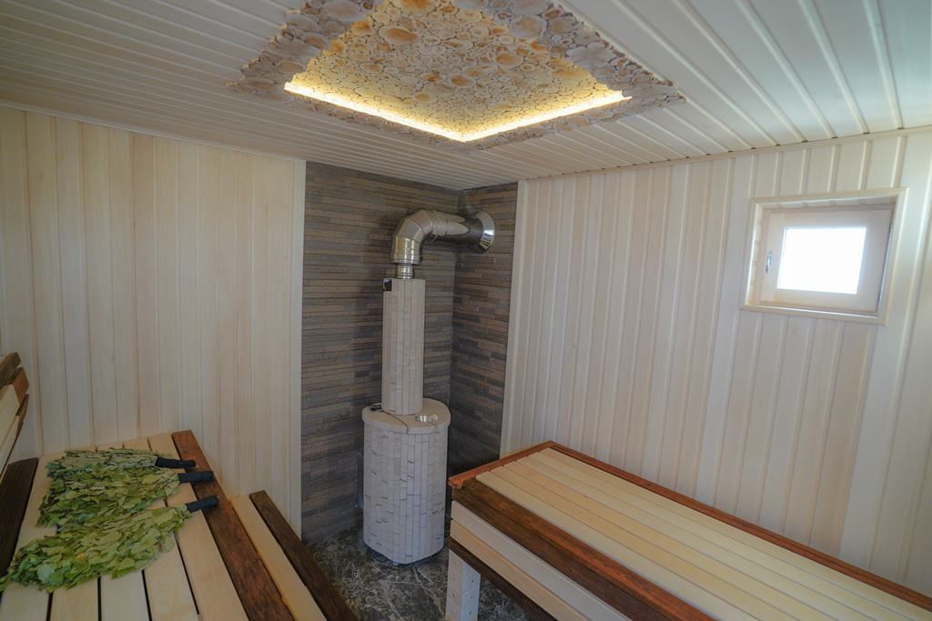 Фото каркасной бани Милан с панорамными окнами внутри