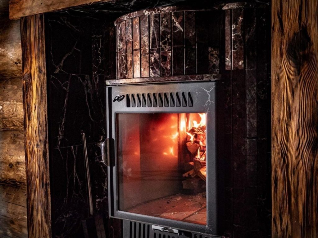 Парное отделение в бане из бревна с печью Ферингер №2 - фото процесса строительства