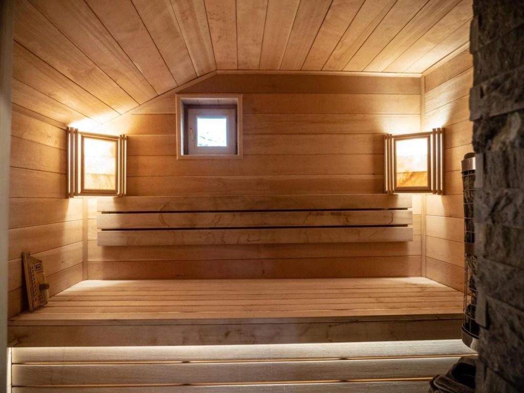 Парное отделение в бане из бревна с печью Ферингер №1 - фото процесса строительства